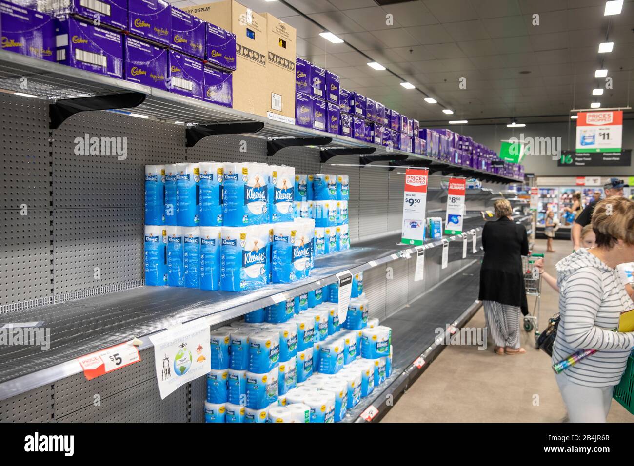 Le coronavirus en Australie conduit à l'achat de paniquer de masse des rouleaux de toilette papier de toilette laissant des supermarchés avec des étagères vides et doivent limiter l'achat Banque D'Images