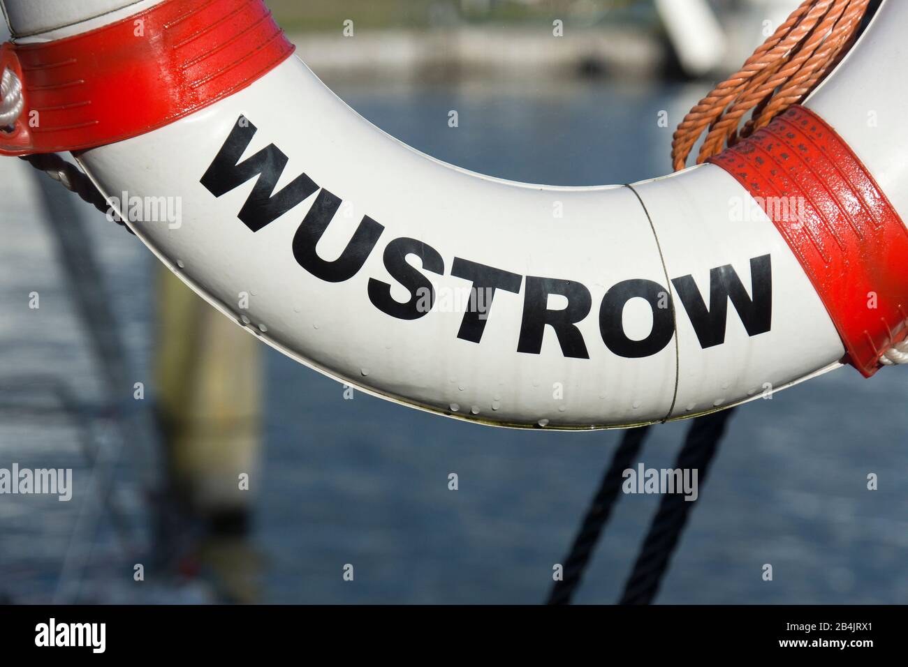 Ostsee, Fischland, Darss, Seebad Wustrow, Hafen, Rettungsring, Aufschrift 'Wustrow' Banque D'Images