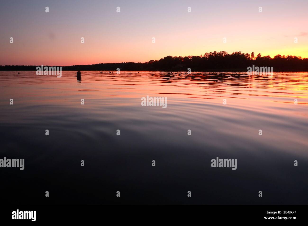 Le lac Mälaren, également appelé lac Mälar, dans l'est de la Suède, situé juste à l'ouest de Stockholm, qui se trouve à la jonction entre le lac et Salt Bay, un bras de la mer Baltique. À un moment donné, le lac Mälaren était une baie de la Baltique, et les navires de mer qui l'utilisaient ont pu naviguer loin dans l'intérieur de la Suède. En raison des mouvements de la croûte terrestre, cependant, la barrière de roche à l'embouchure de la baie était devenue si peu profonde d'environ 1200 que les navires devaient décharger près de l'entrée, et la baie est devenue un lac. Banque D'Images