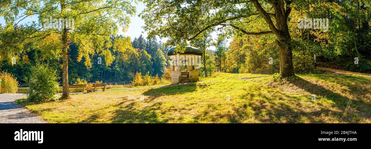 Jahn-Tempel dans les jardins du spa de Bad Schwalbach, Taunus, couleurs d'automne colorées sur le lac forestier, panorama haute résolution, Banque D'Images