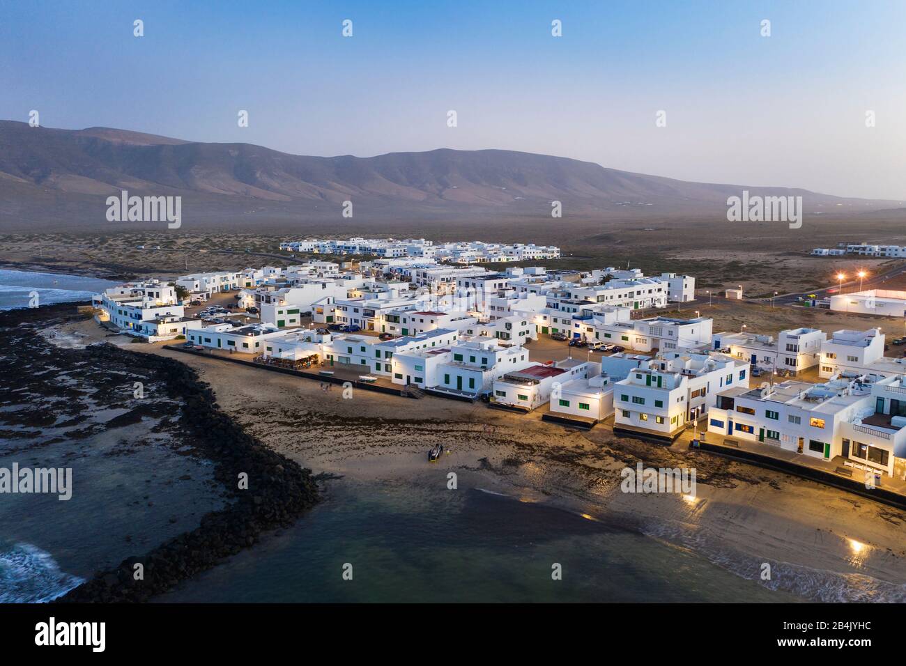 Caleta de Famara au crépuscule, prise en charge de drone, Lanzarote, îles Canaries, Espagne Banque D'Images