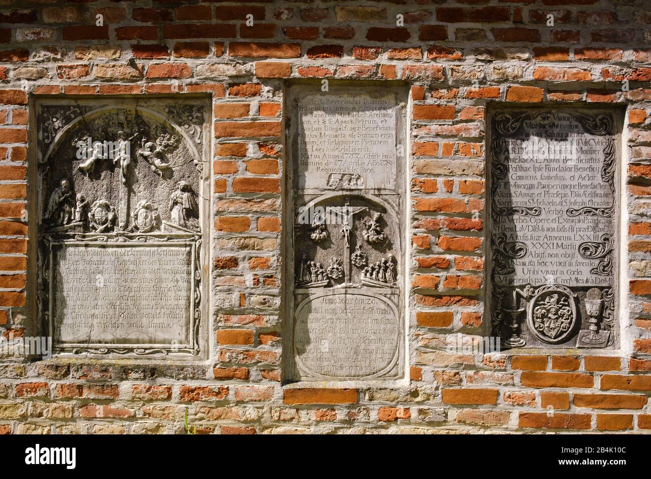 Reliefs au mur à côté de l'église Saint-Johannes, Dingolfing, Basse-Bavière, Bavière, Allemagne Banque D'Images