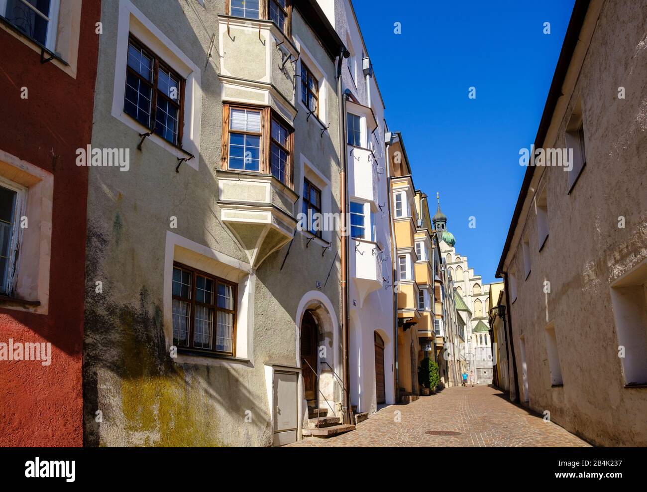 Waldaufstraße avec église paroissiale de Saint-Nicolas, vieille ville, Hall au Tyrol, vallée de l'auberge, Tyrol, Autriche Banque D'Images