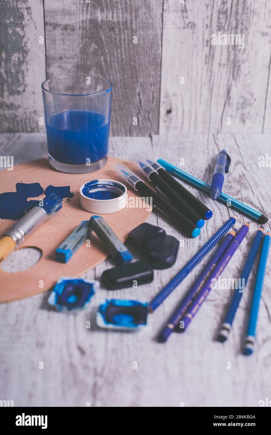 Disposition de différents stylos et ustensiles de peinture dans la couleur bleue Banque D'Images