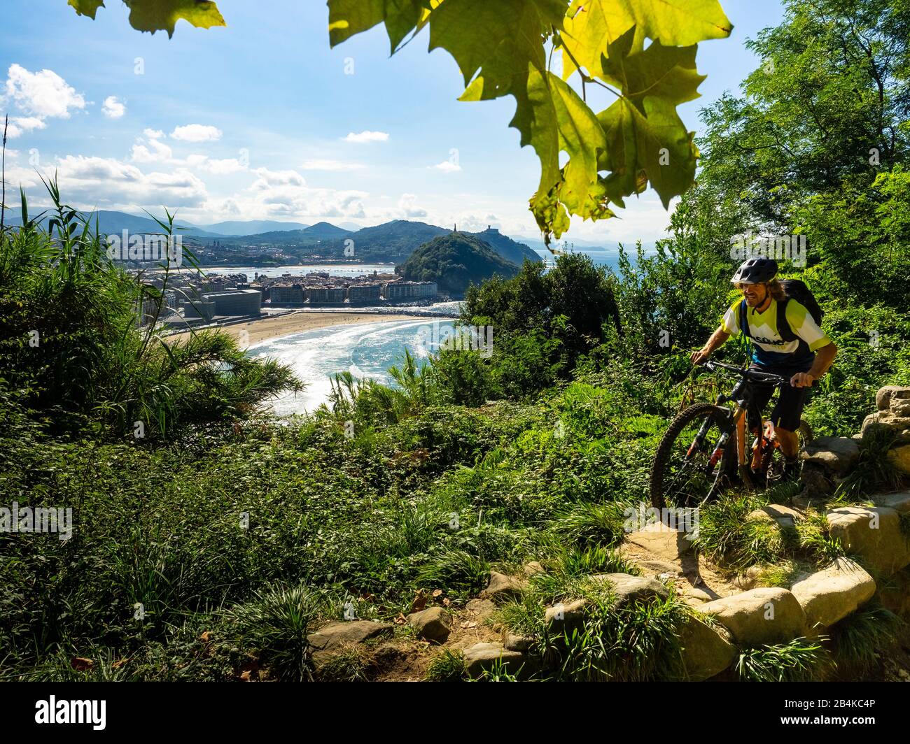 Vélo de montagne à piste unique en Pays basque avec San Sebastián en  arrière-plan Photo Stock - Alamy