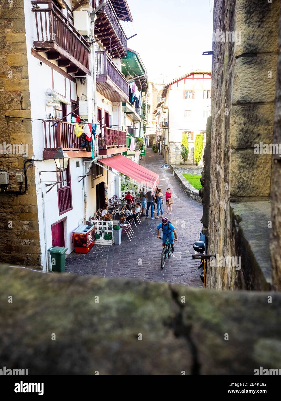VTT dans le Pays basque, la vieille ville et les ruelles d'Hondarribia Banque D'Images