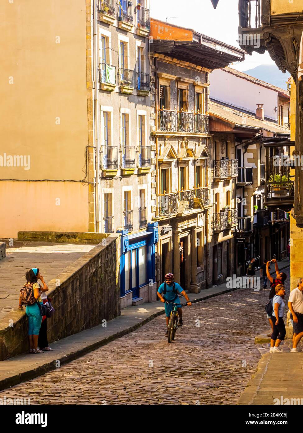 VTT dans le Pays basque, la vieille ville et les ruelles d'Hondarribia Banque D'Images