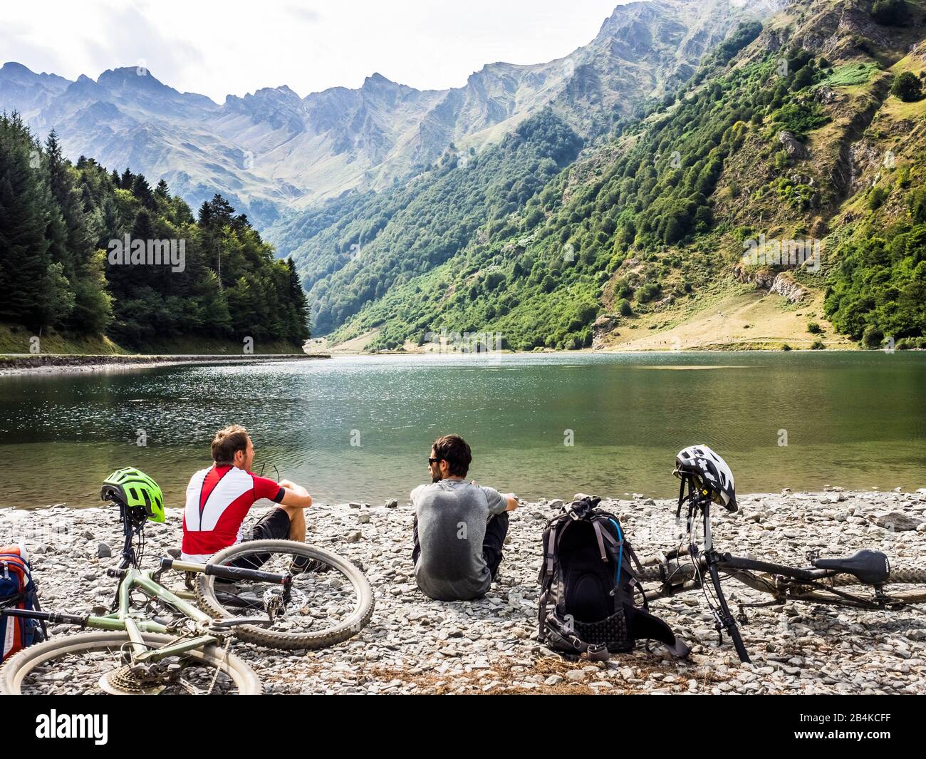 VTT dans les Hautes Pyrénées françaises, reposez-vous sur un lac Banque D'Images