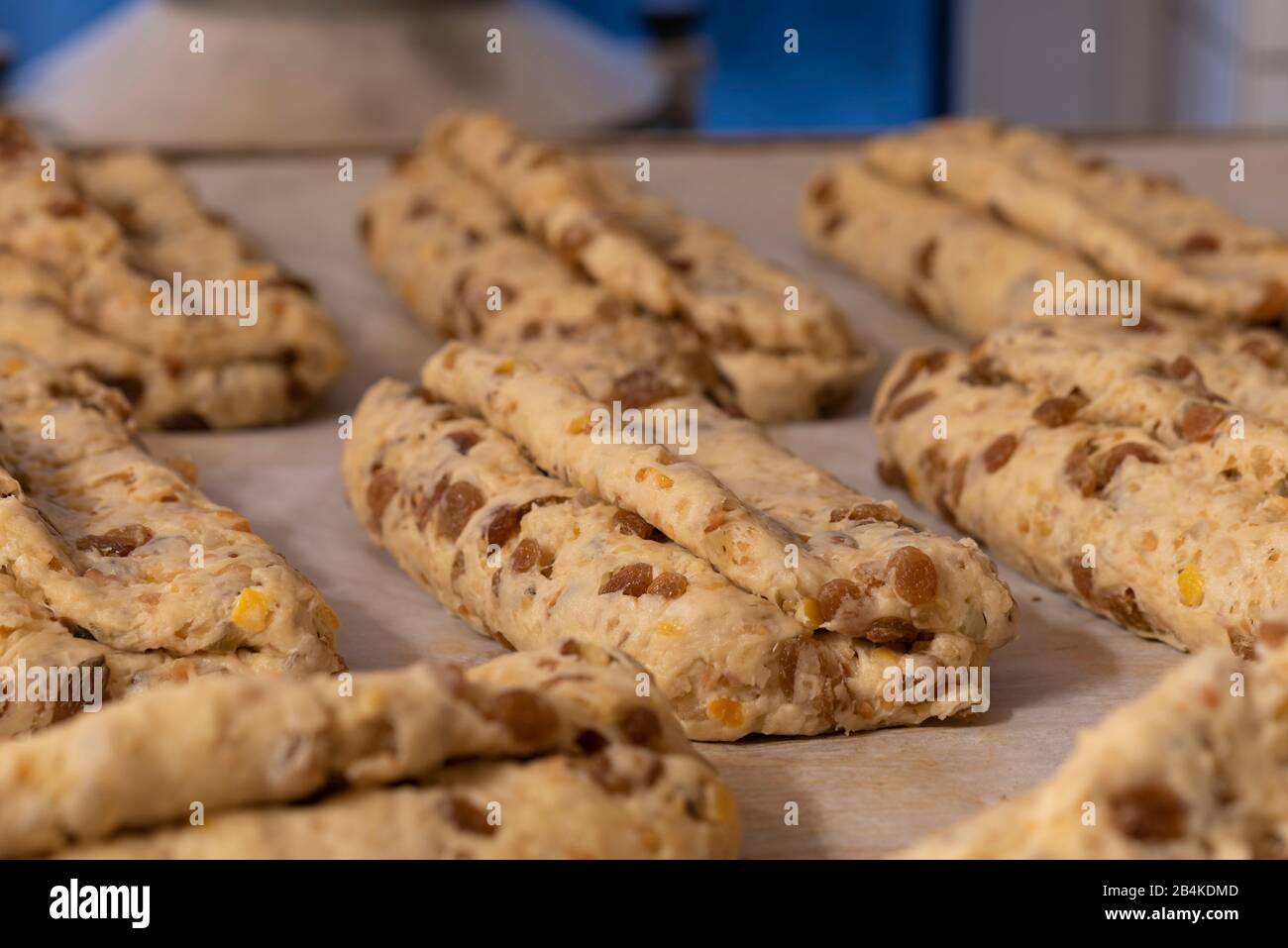 Sur une plaque de cuisson sont des poussins de Noël prêts pour le four. Banque D'Images