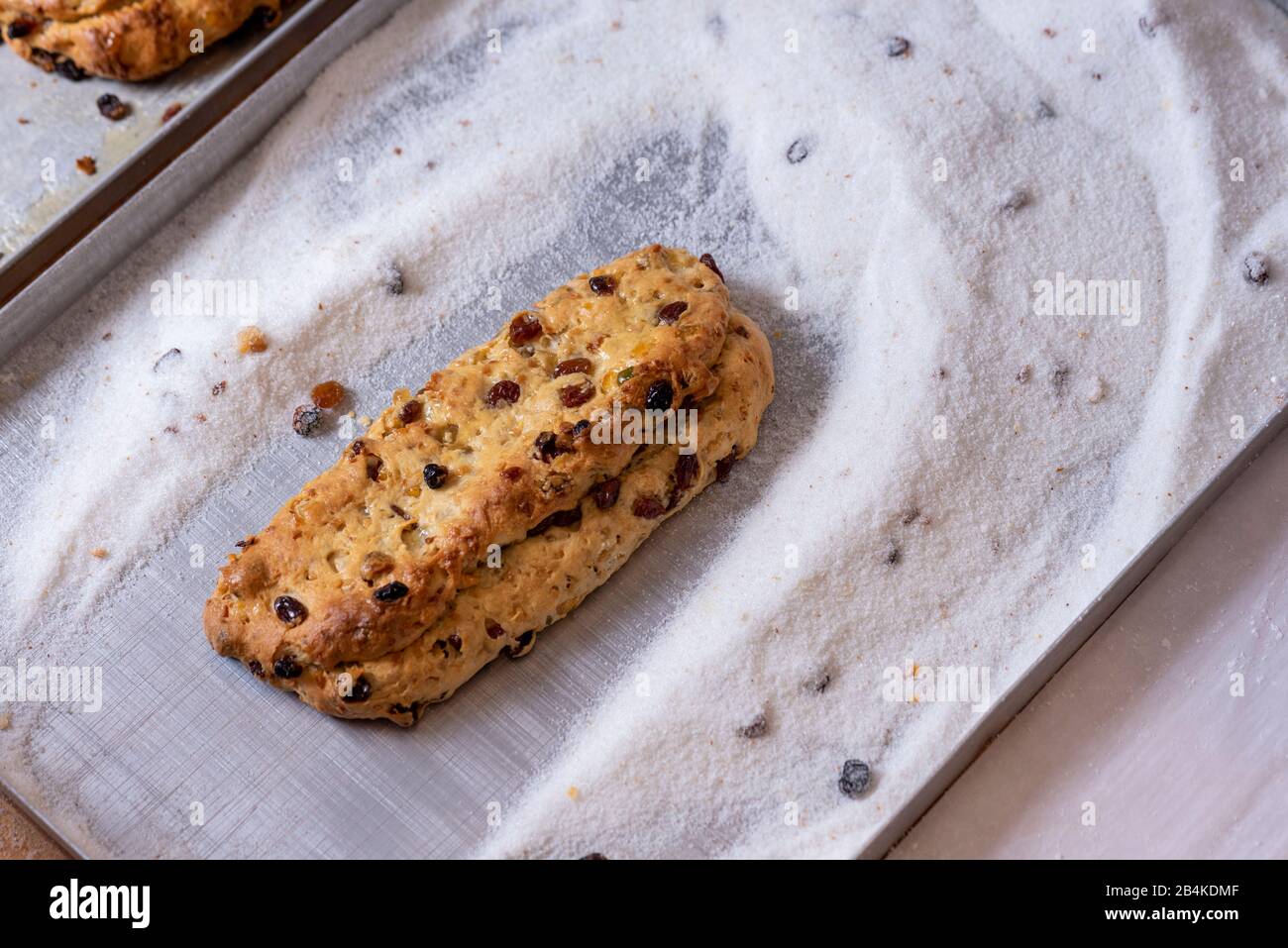 Un gâteau de Noël se trouve sur une plaque de cuisson avec du sucre. Banque D'Images