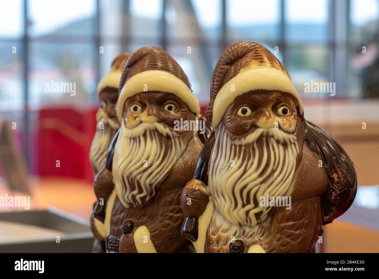 Allemagne, Thuringe, Schmalkalden, des hommes de Noël au chocolat de la production de spectacles du fabricant de confiseries Viba-bonbons GmbH dans le 'Viba Nougat World' à Schmalkalden. En 2000, la société a produit le plus grand poteau de nougat au monde et a entré dans le Livre Guinness des records du monde. Banque D'Images