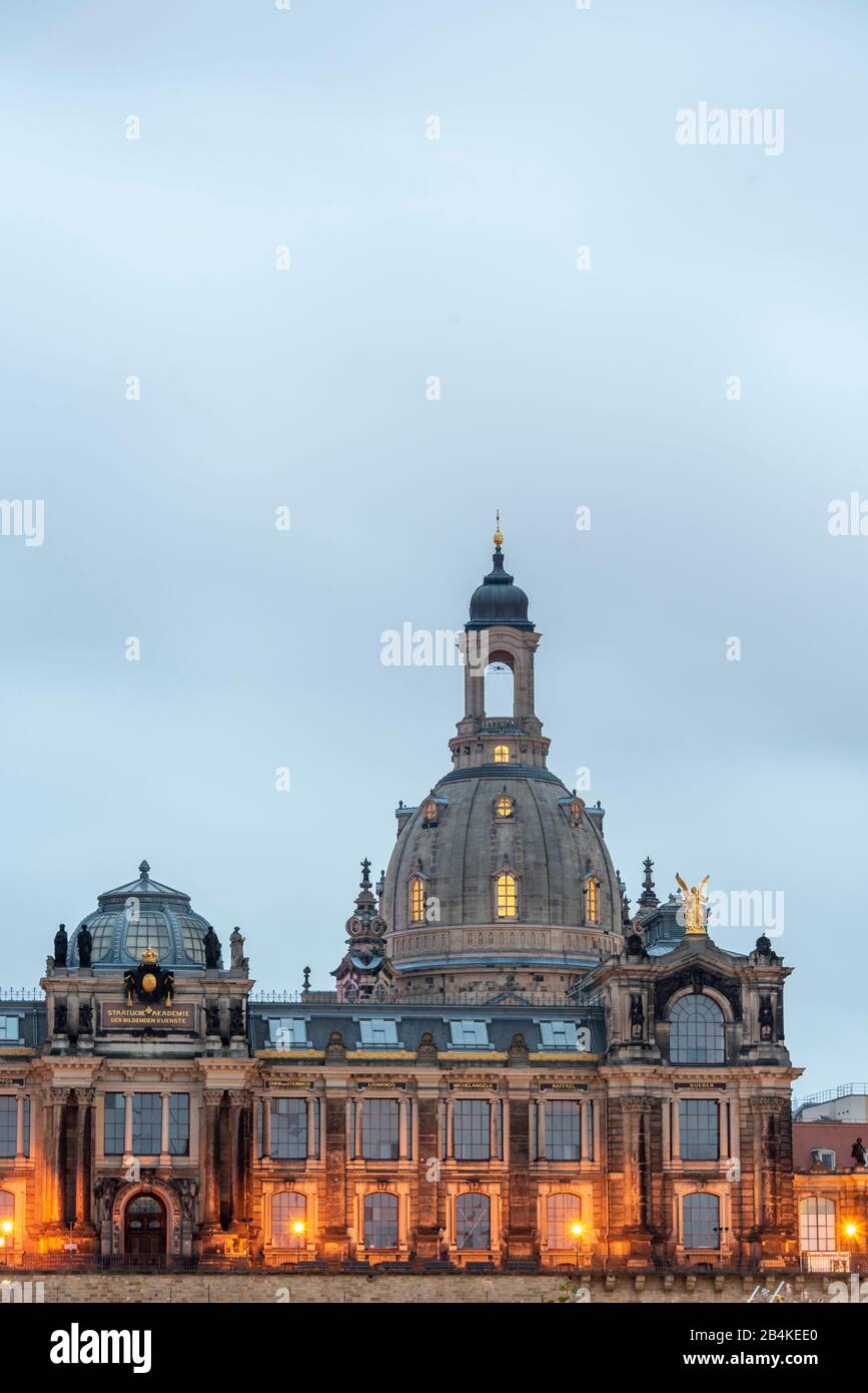 Allemagne, Saxe. Dresde, Zwinger et Frauenkirche avant le lever du soleil, la vieille ville de Dresde. Banque D'Images