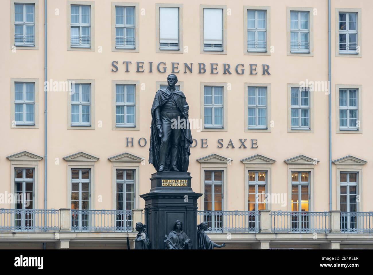 Allemagne, Saxe. Dresde, Steigenberger Hotel de Saxe et monument à Friedrich Augustus II de Saxe, la vieille ville de Dresde, État libre de Saxe. Banque D'Images