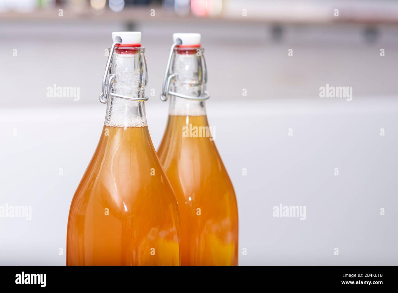 Deux bouteilles, bouchon à pression, remplies de jus de pomme. Banque D'Images