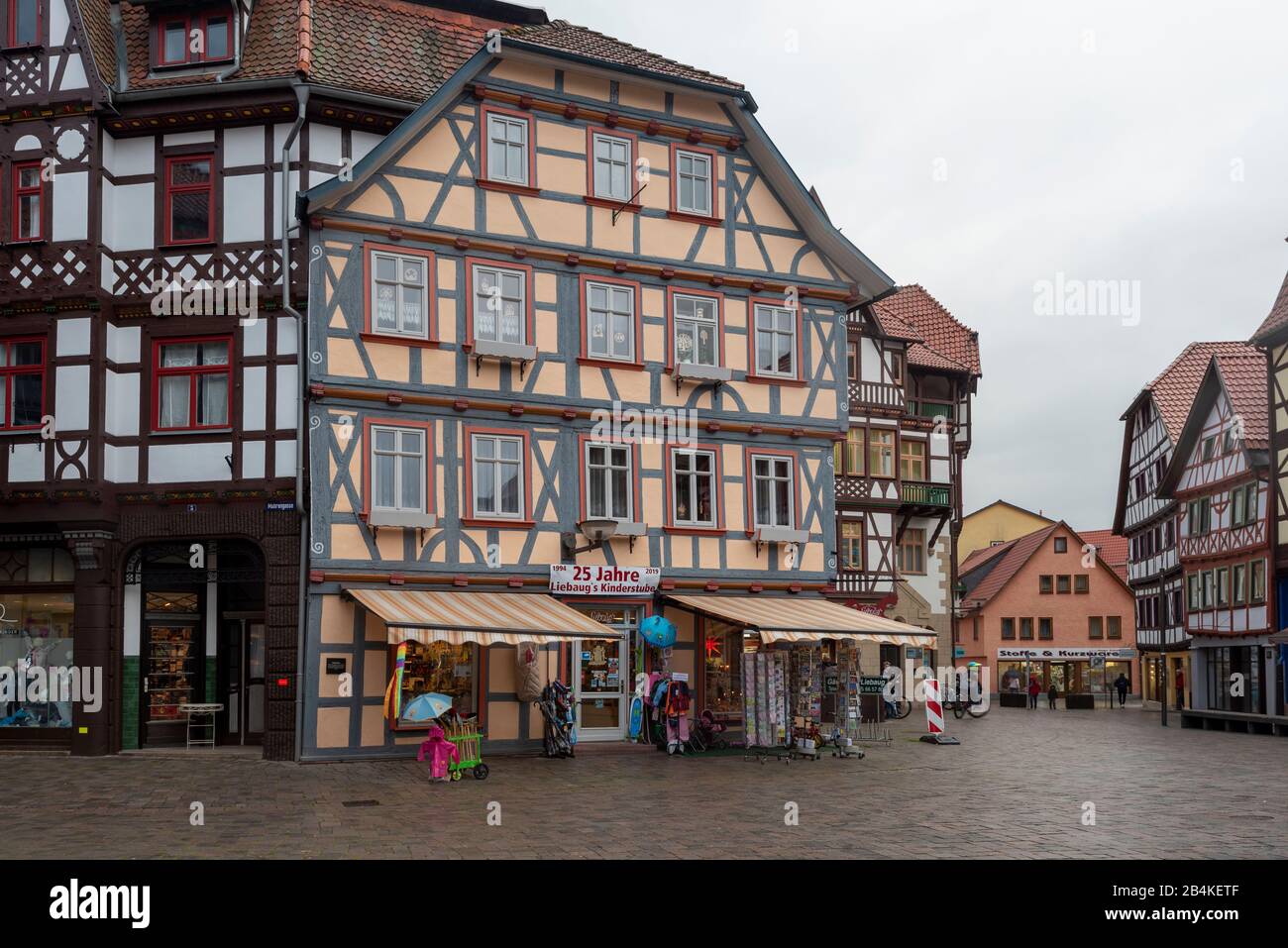 Allemagne, Thuringe, Schmalkalden, maison à colombages avec magasin de jouets, Altmarkt, vieille ville. Banque D'Images