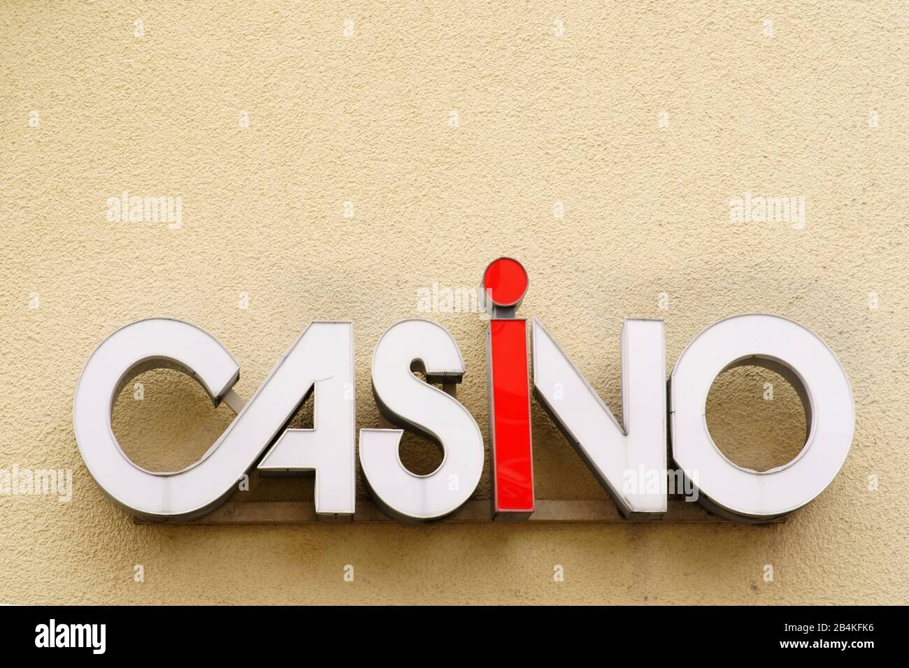 Le libre d'une pancarte casino sur le plâtre jaune d'une façade. Banque D'Images