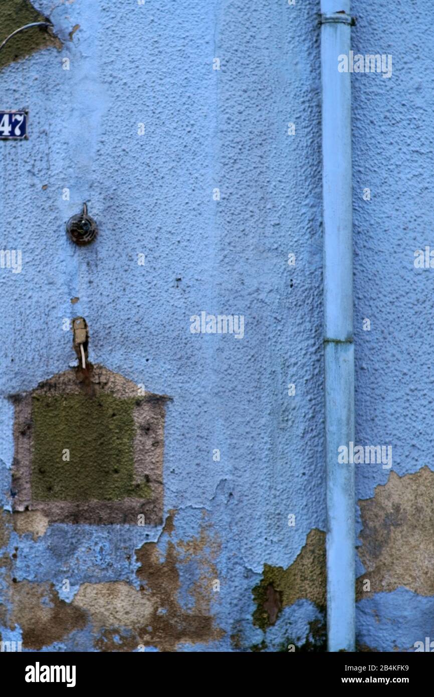 Une façade d'époque et d'un plâtre de la pluie. Banque D'Images