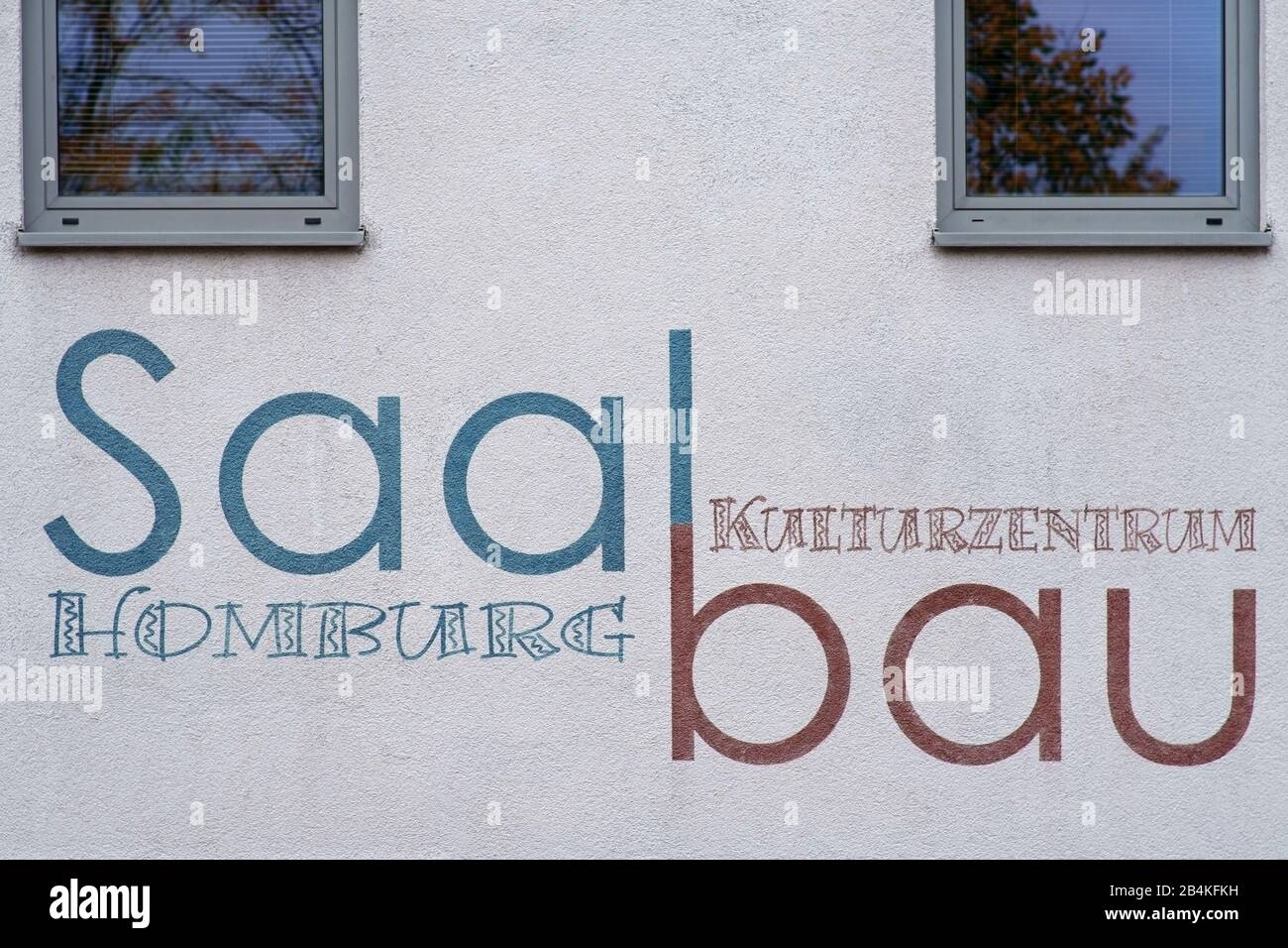 Une section de la façade du Kulturzentrum Saalbau Homburg d'une salle d'événements à Homburg. Banque D'Images