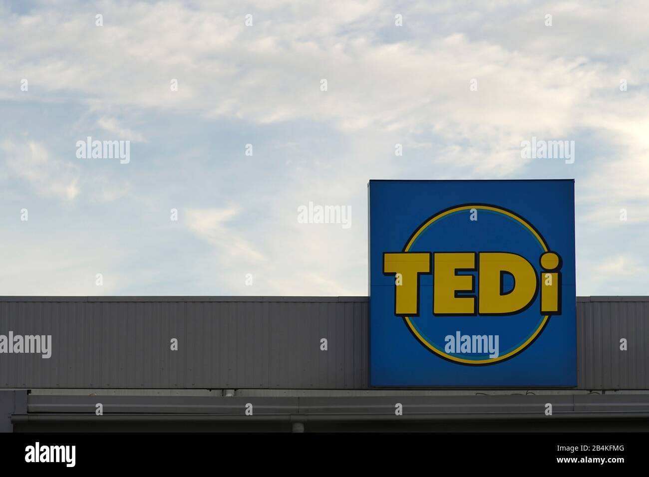 La façade moderne et un passage inférieur du centre commercial Globus Am à Friedberg, branche Tedi Banque D'Images