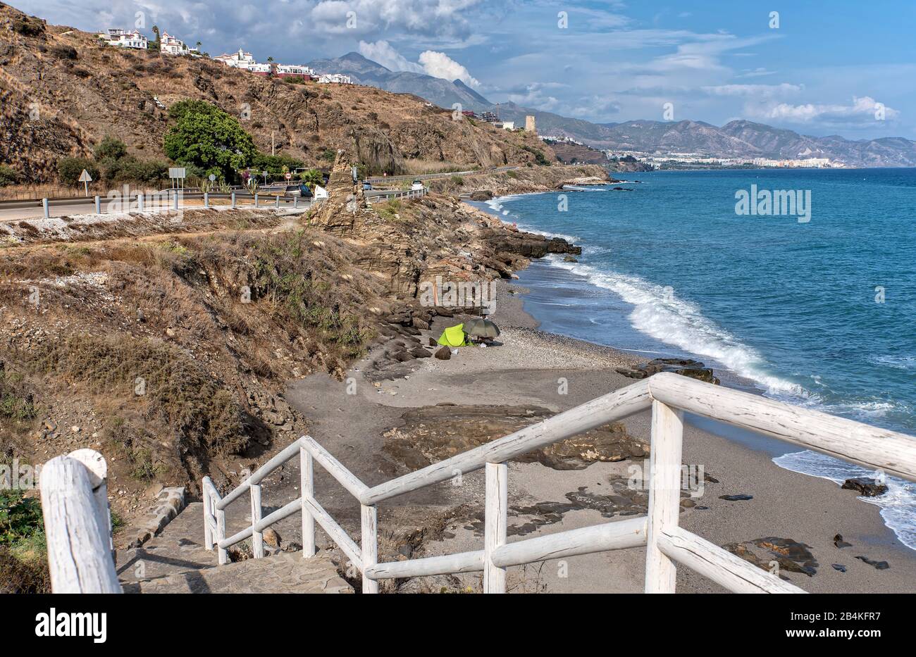 Plage, Torrox Costa, Ville, Embankment, Tent, Parasol, Montagnes, Tour, Rue, Ciel, Côte, Alboran Mer, Andalousie, Accès, Espagne, Mer, Eau, Maison, Été, Vacances, Europe, Tourisme, Cloud, Rock, Vague Banque D'Images