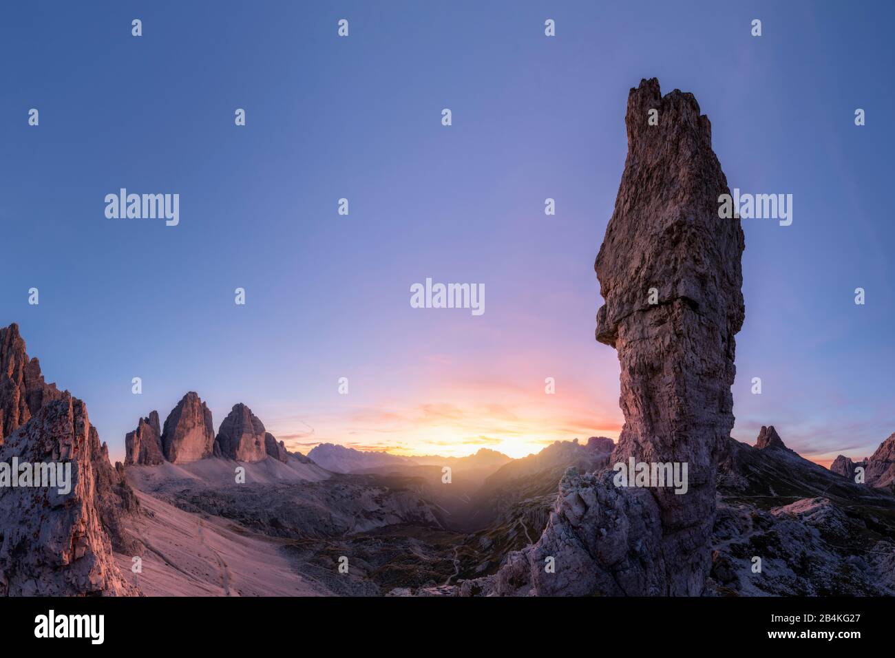 Les faces nord du Tre Cime di Lavaredo (Drei Zinnen) et de la montagne "Frankfurter Würstel" du mont Paterno (Paternkofel), des Dolomites, Bolzano, Tyrol du Sud, Italie, Europe Banque D'Images