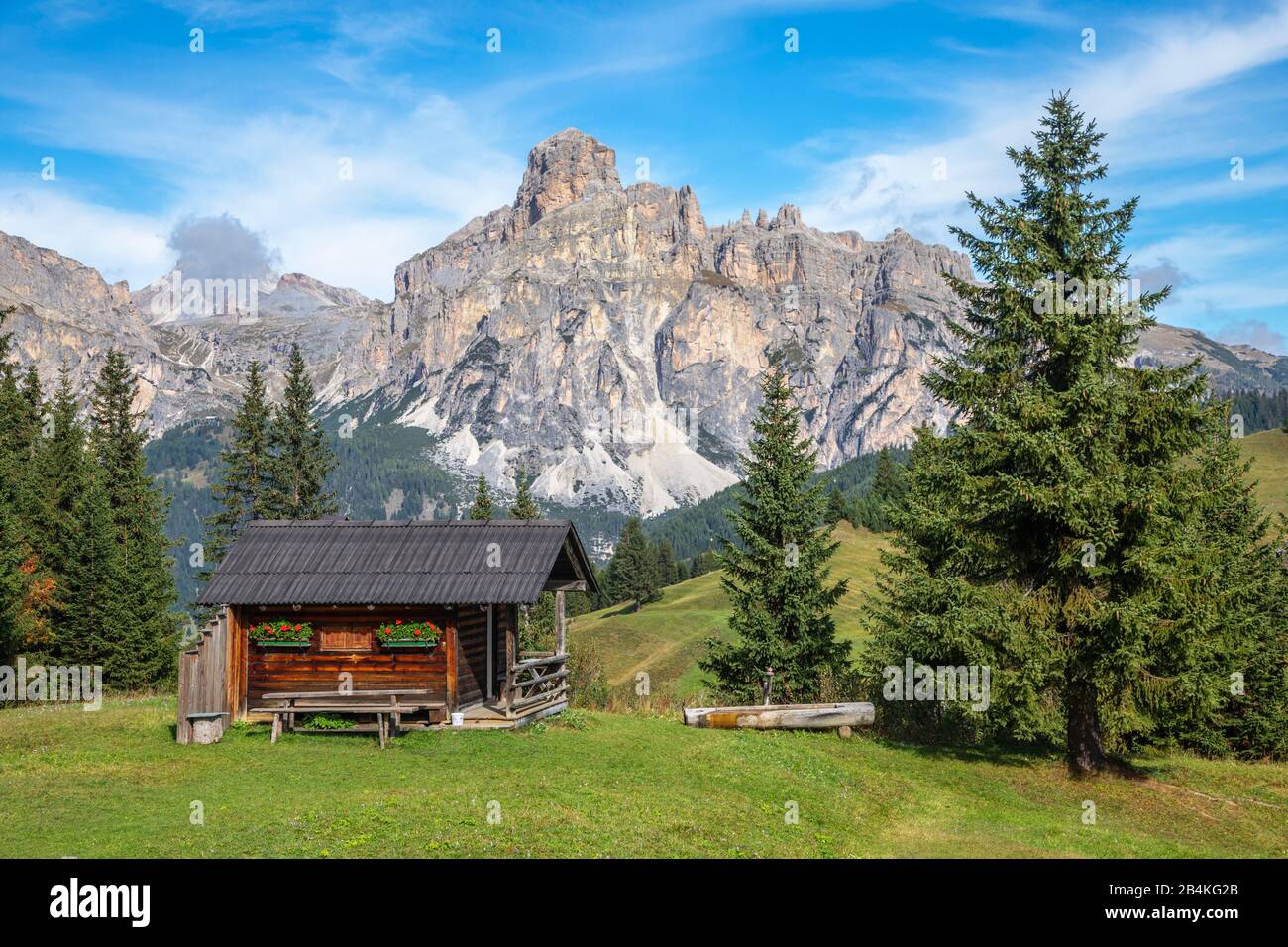 Chalet typique des prairies d'Incisa, en arrière-plan le Sassongher, les Dolomites, Corvara à Badia, Bolzano, Tyrol du Sud, Itay Banque D'Images