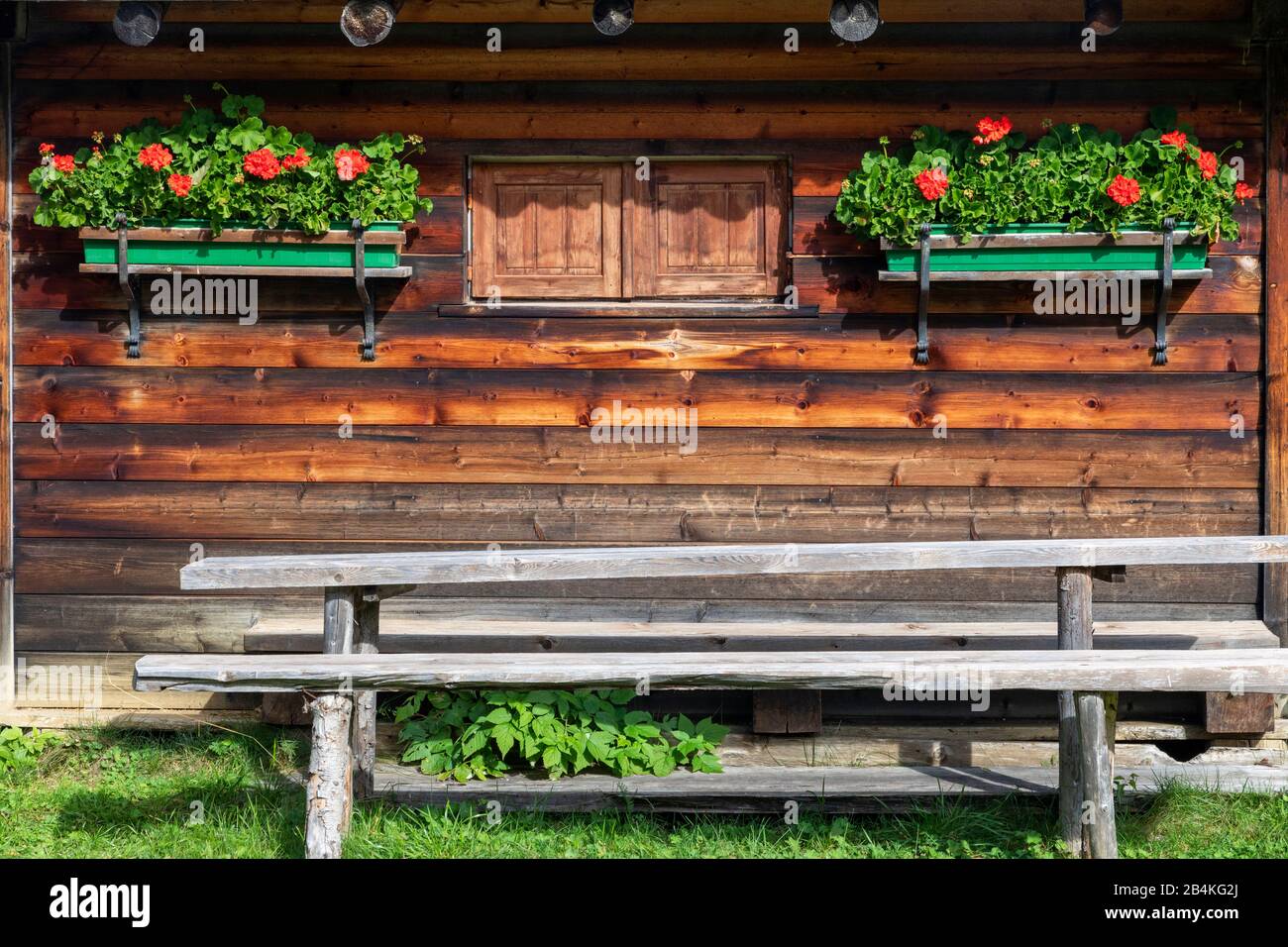 Façade extérieure d'une cabane alpine typique sur les prairies d'Incisa, les Dolomites, Corvara à Badia, Bolzano, Tyrol du Sud, Itay Banque D'Images