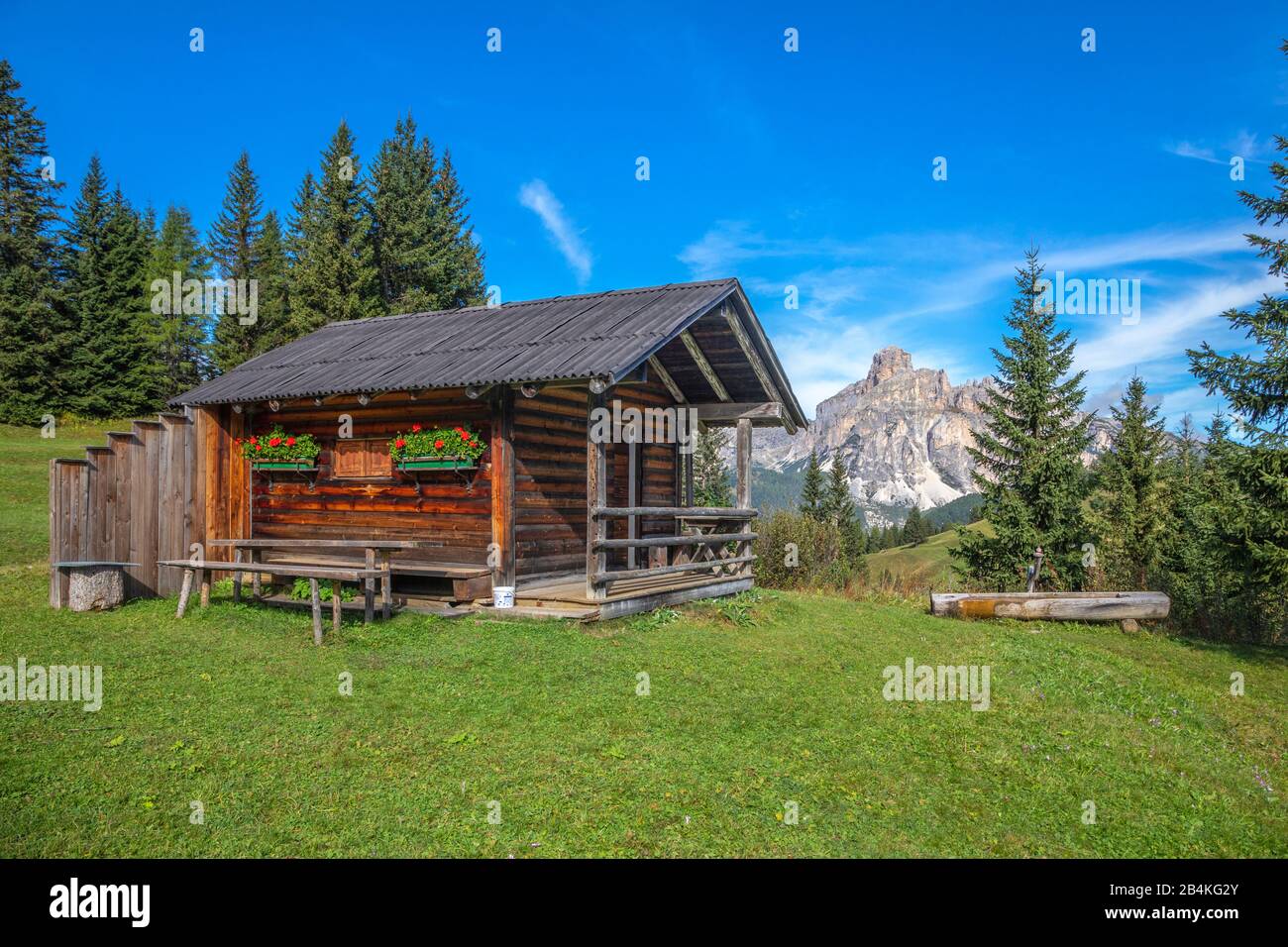 Chalet typique des prairies d'Incisa, en arrière-plan le Sassongher, les Dolomites, Corvara à Badia, Bolzano, Tyrol du Sud, Itay Banque D'Images