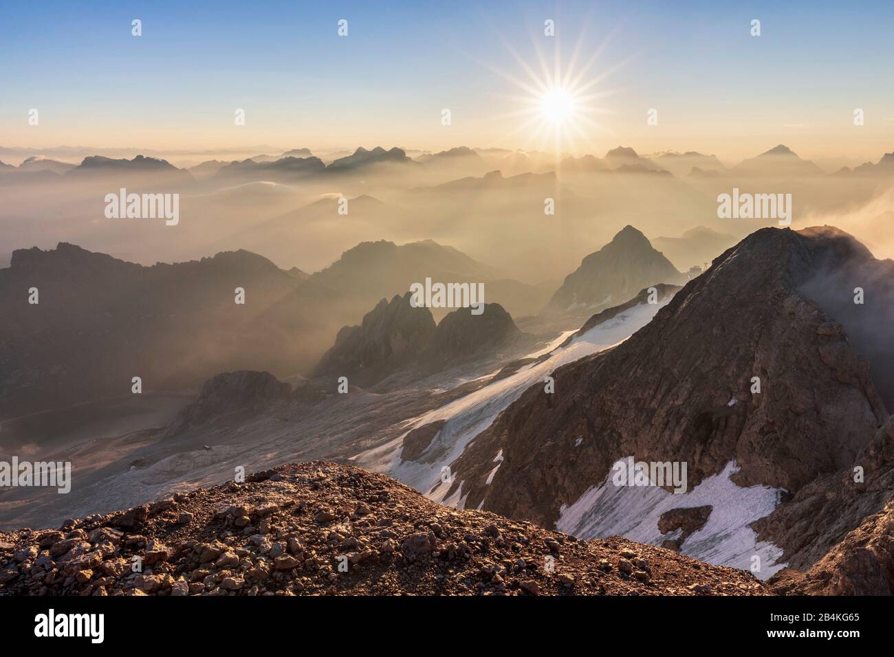 Lever du soleil de Punta Penia vers Punta Rocca et tous les autres pics de Dolomite à l'horizon, Trentin-Haut-Adige, Dolomites, Italie Banque D'Images