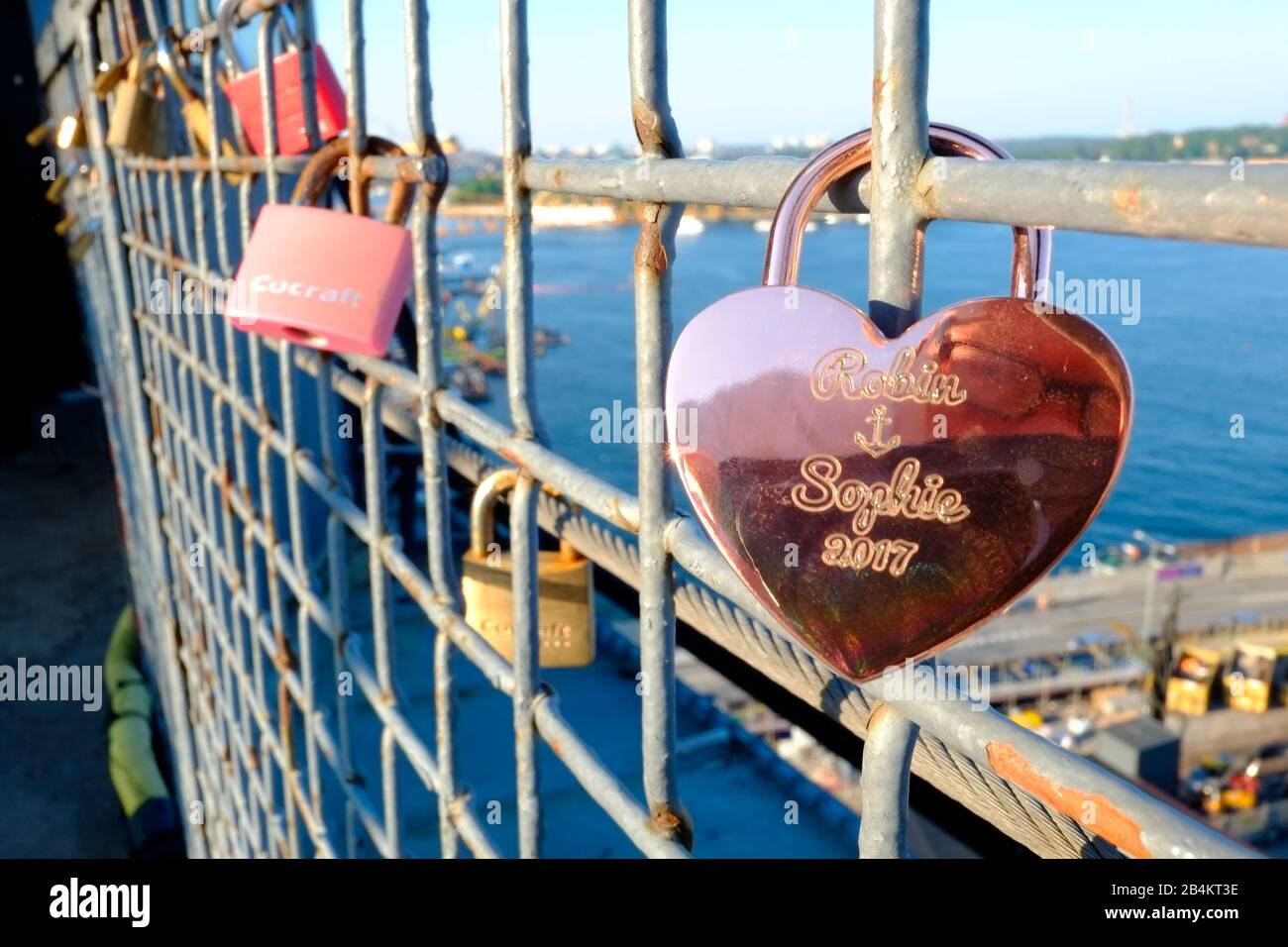 Les serrures verrouillées sur la clôture métallique du restaurant Gondola de Stockholm indiquent l'amour ou l'engagement des couples Banque D'Images