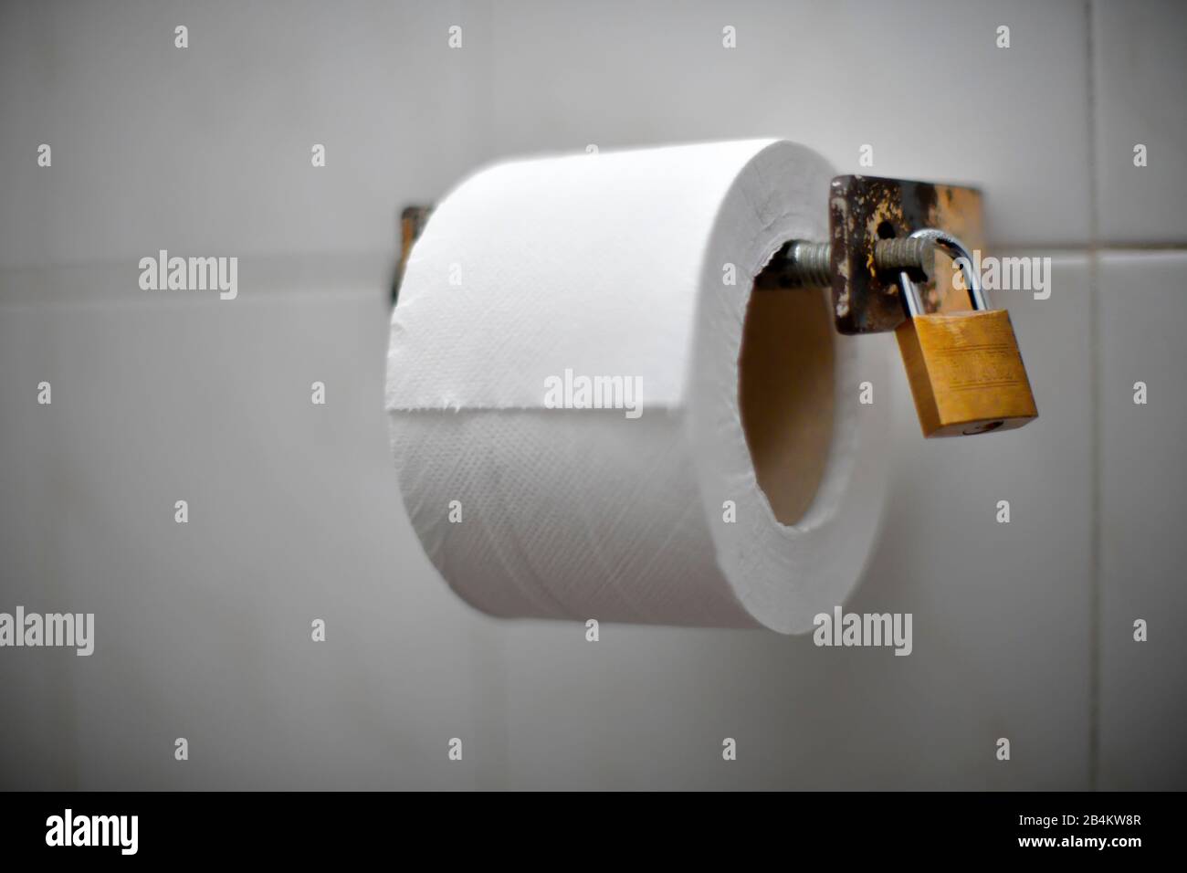 Rouleau de papier toilette fixé à l'aide d'un cadenas pour l'empêcher d'être retiré, île de Madère, Portugal Banque D'Images