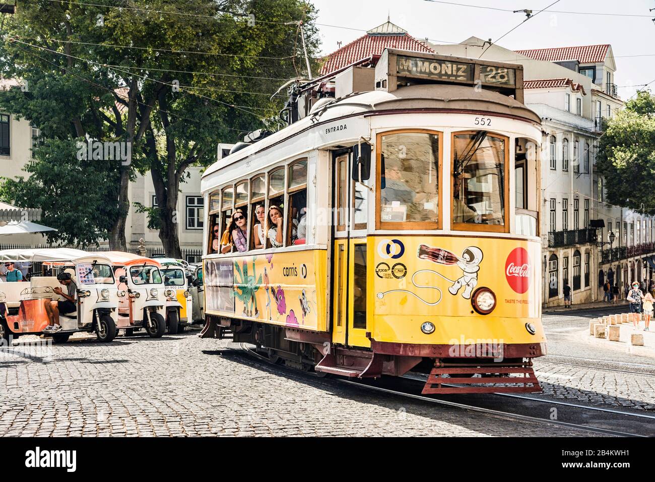 Europe, Portugal, capitale, vieille ville de Lisbonne, Alfama, Largo da Se, transports, tram, ligne historique 28, Tuk Tuks Banque D'Images