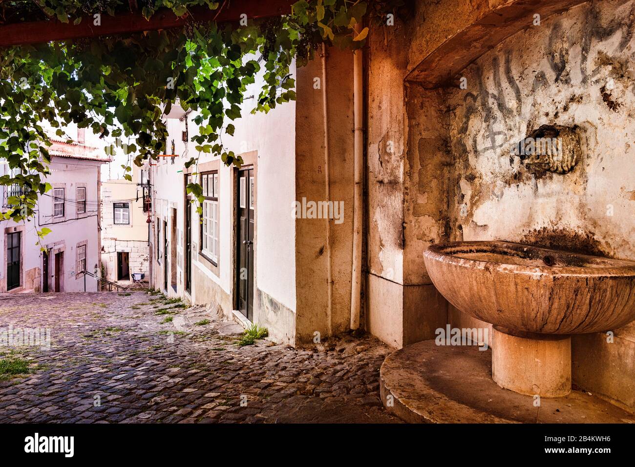 Europe, Portugal, capitale, vieille ville de Lisbonne, Alfama, vieille fontaine dans une allée Banque D'Images