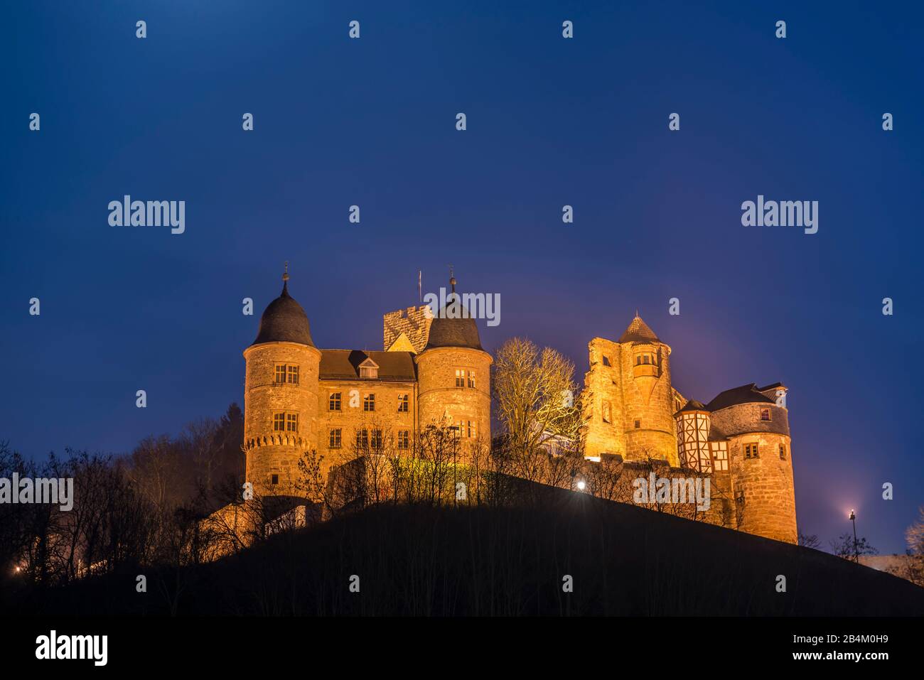 Wertheim am Main, quartier principal de Tauber, Bade-Wuerttemberg, Allemagne, vue sur le château de Wertheim au crépuscule Banque D'Images