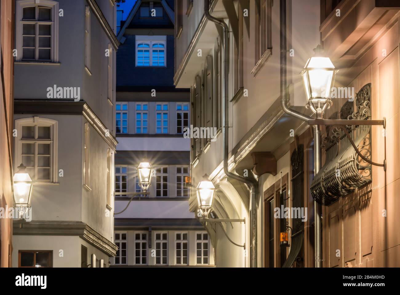 Francfort-sur-le-Main, Hesse, Allemagne, façades à colombages de la ruelle Hühnermarkt dans la nouvelle vieille ville au crépuscule. Banque D'Images