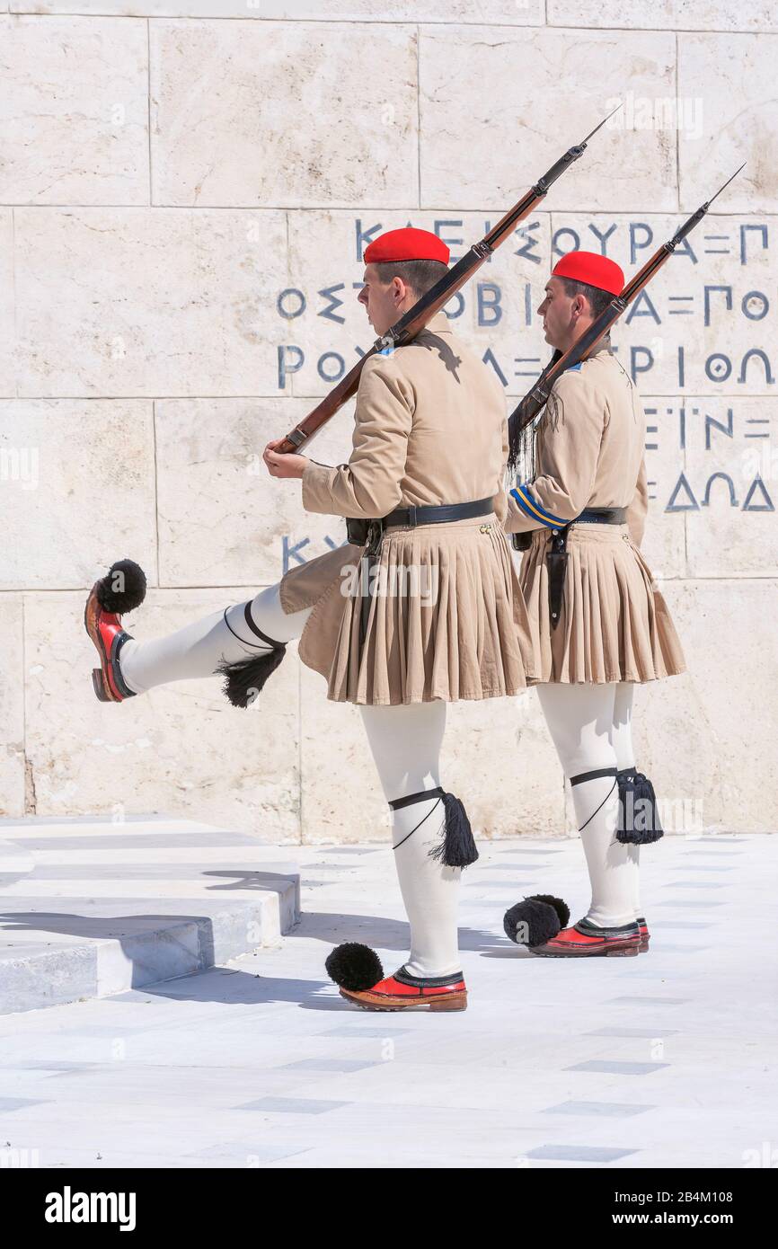 Les soldats de l'evzone changement de garde, Athènes, Grèce, Europe, Banque D'Images