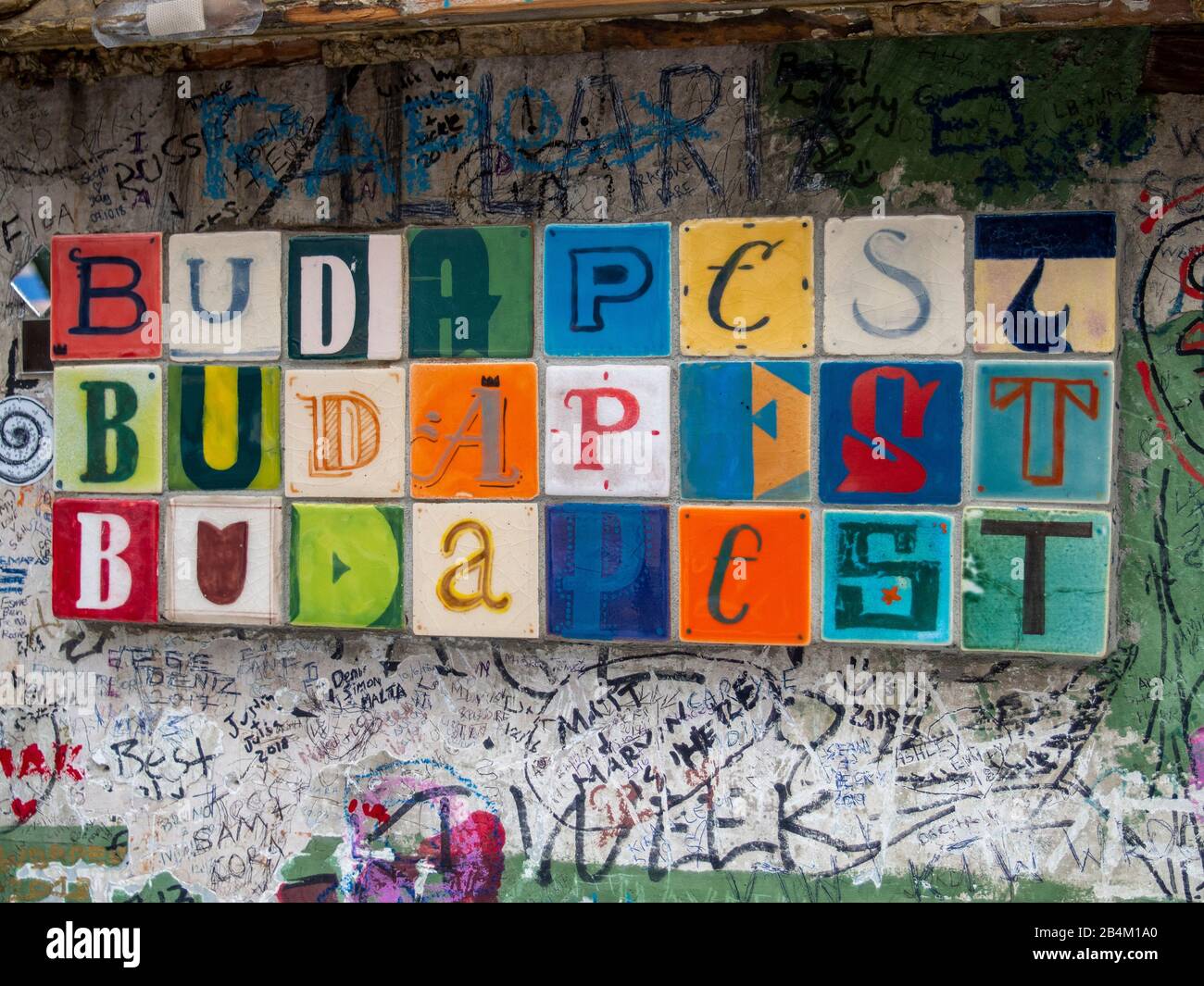 Budapest: Œuvres d'art sur le mur au Simplila Ruin Bar. Banque D'Images