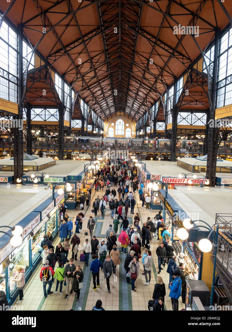 Couloir central de la Grande salle de marché de Budapest: 'Rue principale' bondée de gens dans la grande salle de marché de Budapest. Banque D'Images