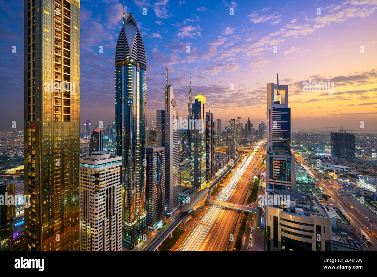 Vue de nuit de l'antenne de gratte-ciel le long de la route Sheikh Zayed à DUBAÏ, ÉMIRATS ARABES UNIS Banque D'Images