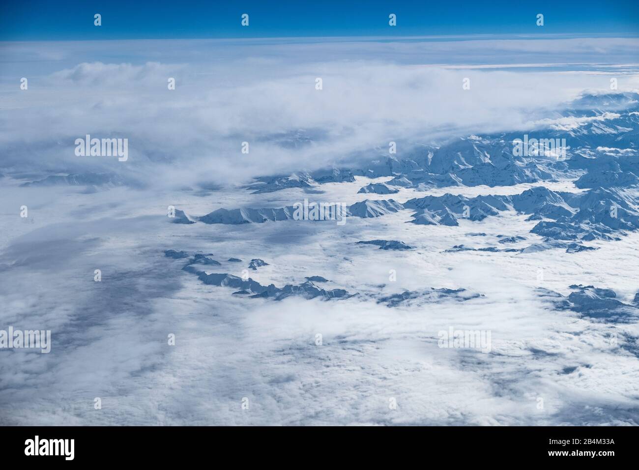 Massif traverse la couverture nuageuse, les Pyrénées, vue sur les yeux des oiseaux Banque D'Images