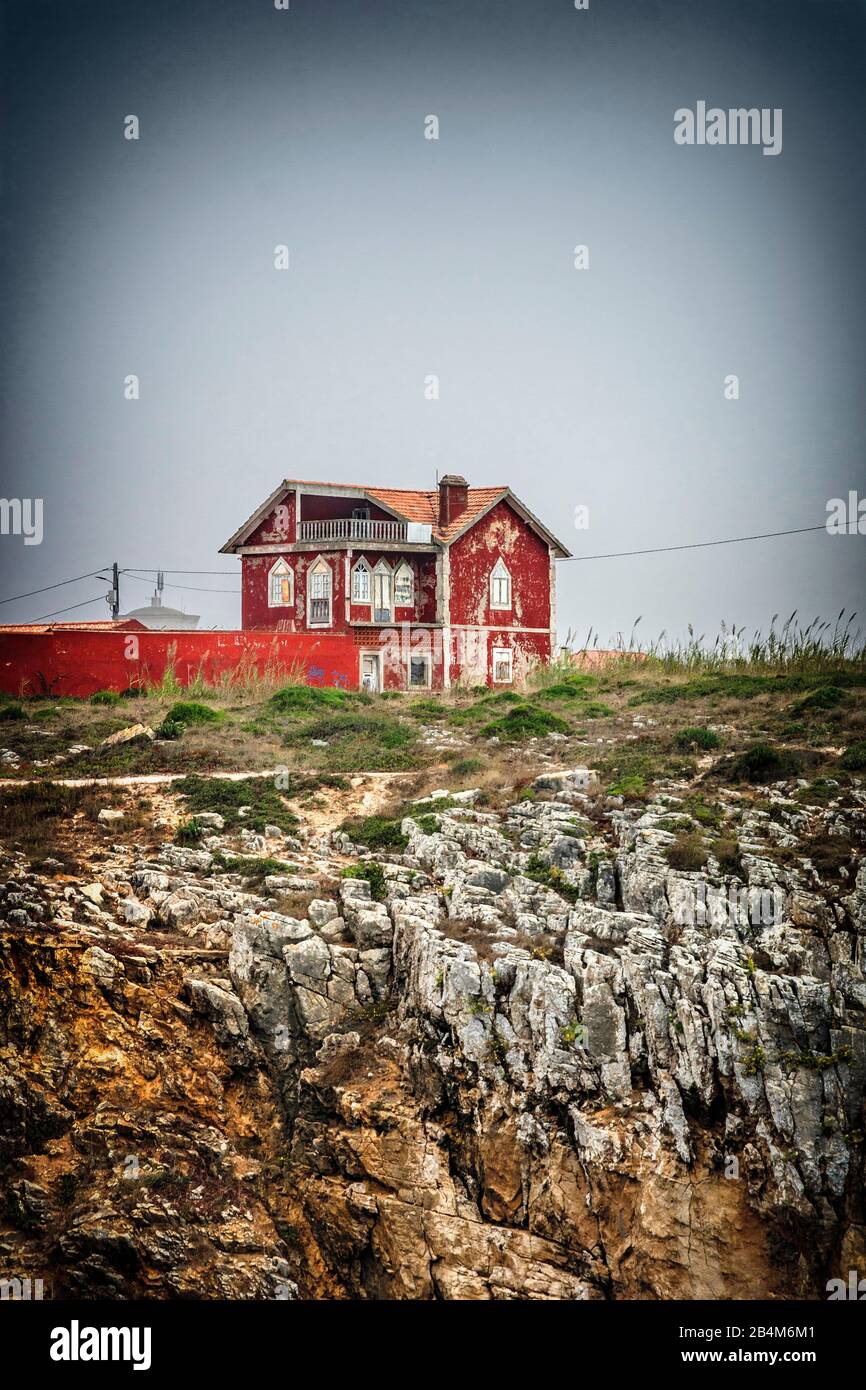 Europe, Portugal, côte Atlantique, Estrémadure, Centro region, Peniche, ancienne maison à façade rouge Banque D'Images