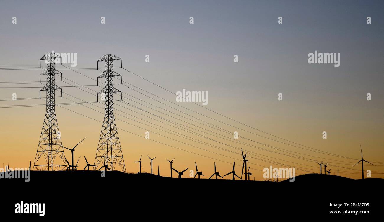 Tours électriques, lignes et éoliennes en Californie Banque D'Images