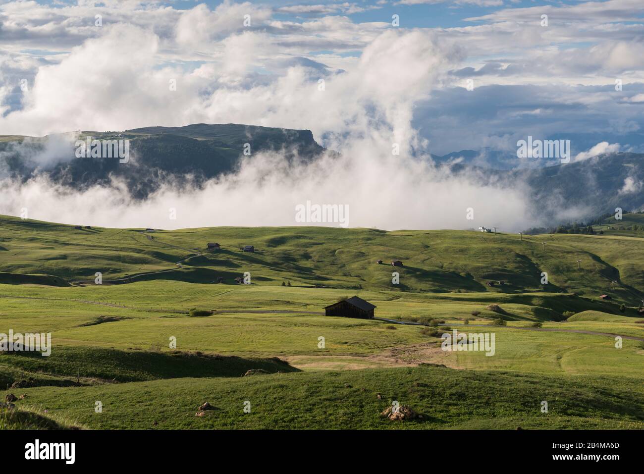 Italie, Tyrol du Sud, Dolomites, Seiser Alm, Grüne Almwiesen avec des nuages croissants de la vallée Banque D'Images