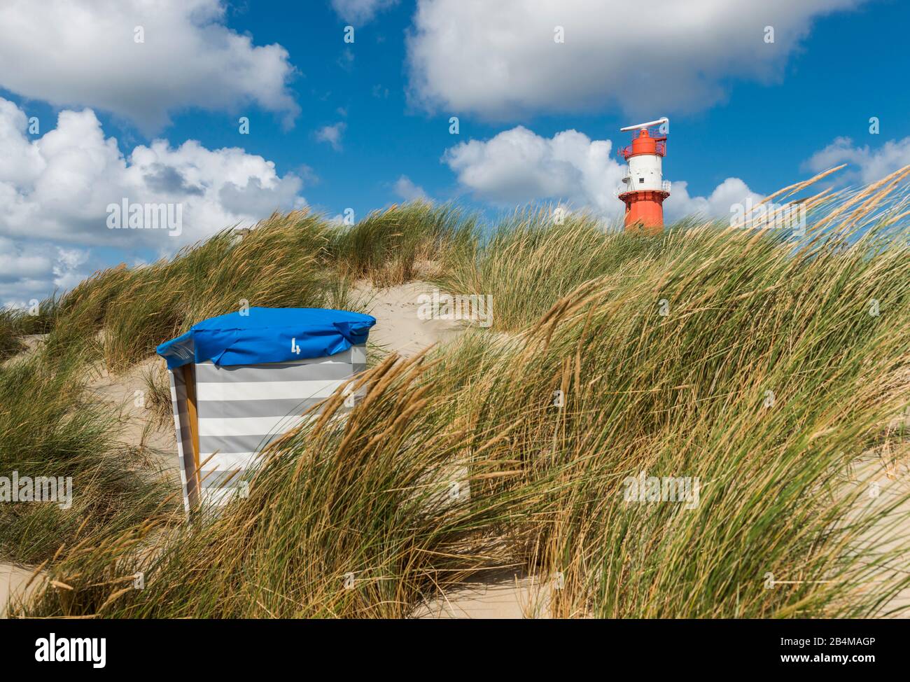 Allemagne, Basse-Saxe, Mer du Nord, Îles frisonnes de l'est, Parc National de la Mer des Wadden, Borkum, tente de plage dans les dunes de la plage sud avec phare Banque D'Images