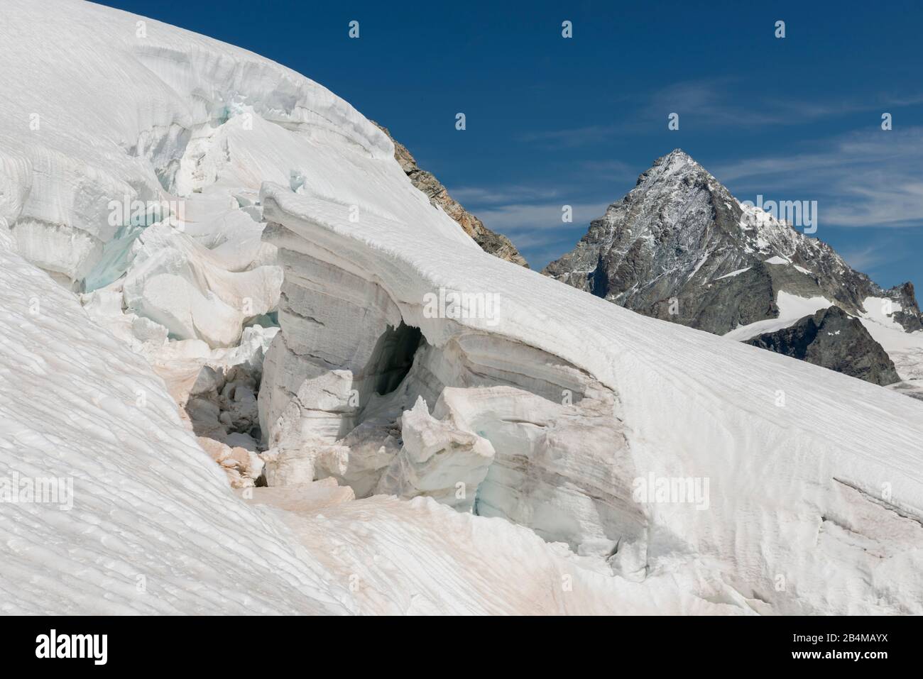 Suisse, Valais, Haute route Chamonix Zermatt, crevasse sur le glacier Stockji avec dent Blanche Banque D'Images