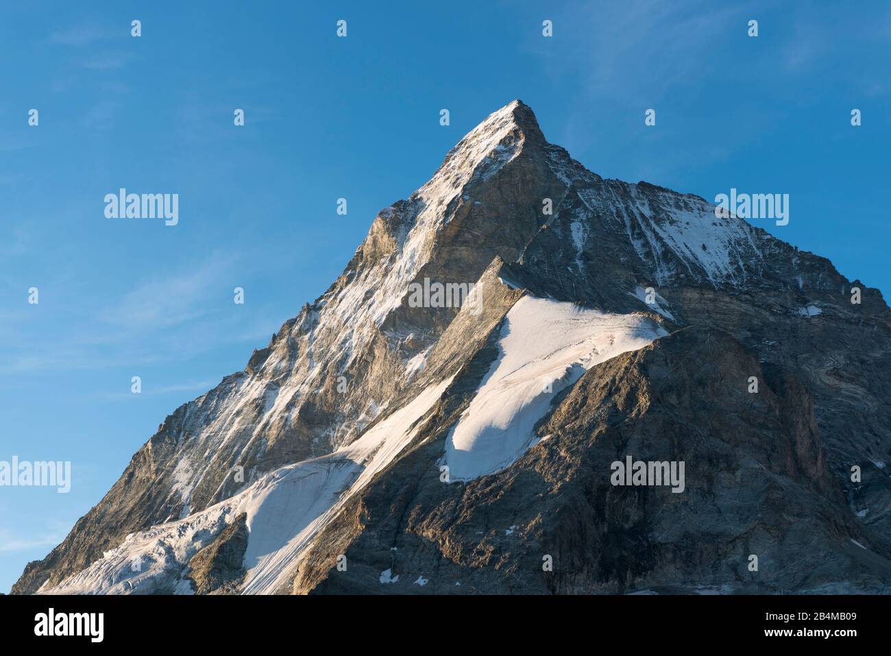 Suisse, Valais, Haute route Chamonix Zermatt, spectaculaire face nord raide et Hörnligarat Matterhorn à l'aube Banque D'Images