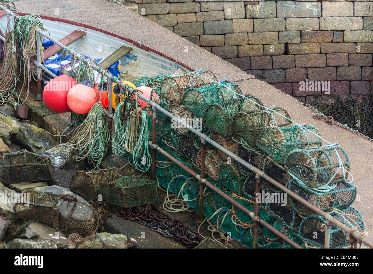 Grande-Bretagne, Écosse, fort William, bateau de pêche, bouée, cordage et piège à poissons dans le port Banque D'Images