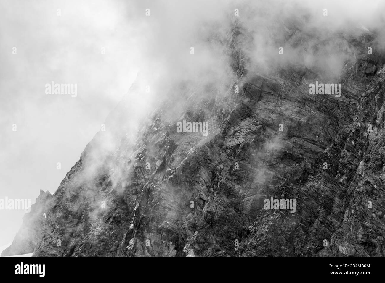 Suisse, Valais, Haute route Chamonix Zermatt, brume sur les rochers de l'Eveque Banque D'Images