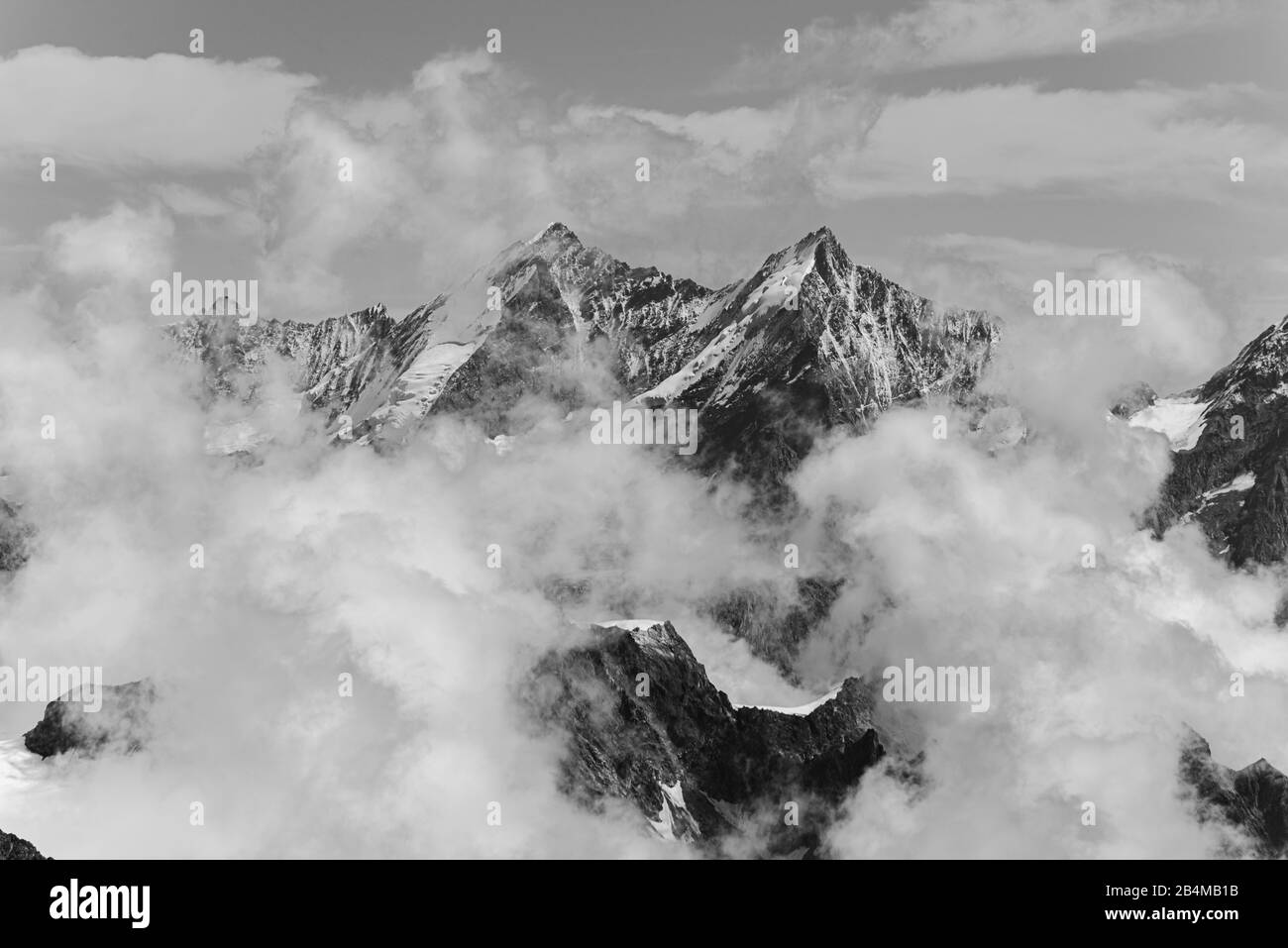 Suisse, Valais, Haute route Chamonix Zermatt, cathédrale et Taschhorn dans les nuages Banque D'Images