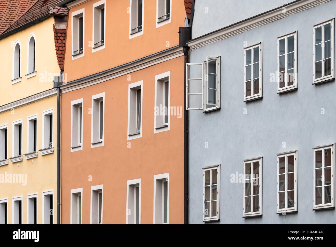 Allemagne, Bavière, Regensburg, maison Colorée en face de Stadtamhof avec fenêtre ouverte Banque D'Images